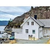 Three-Bedroom Holiday home in Svelgen