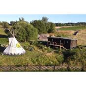 Tiny House mit Indianerzelt und Lagerfeuer im Harz