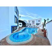 Triple classic, desajuno, wifi gratis, con estupenda piscina en Yaiza